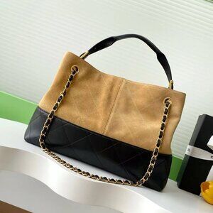 Classic CHANEL Bag: A Stylish and Versatile Choice for Elegance